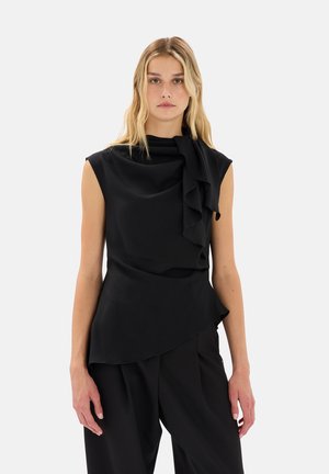 Top senza maniche nero in tessuto morbido, con dettaglio di collo arricciato e orlo asimmetrico. Abbinato a pantaloni neri coordinati.