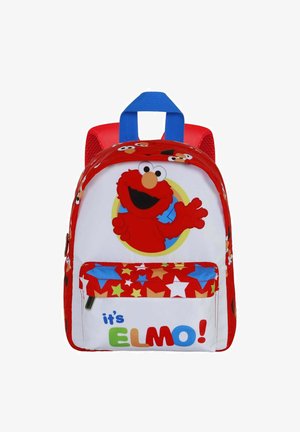 Mochila infantil roja con un gran personaje de Elmo en un diseño circular, acentuada con patrones de estrellas coloridas y un bolsillo frontal con cremallera.