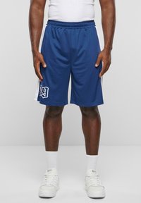 Marineblå sportsshorts med en hvid sidestribe og dekorativ syning. Har et broderet nummer 89 på det nederste venstre ben.