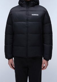 Giacca a vento nera con zip frontale, polsini elasticizzati e cappuccio. Le sezioni imbottite offrono isolamento, con un logo sul petto.