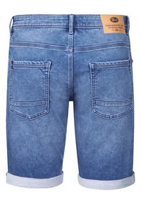 Shorts di denim azzurro chiaro con taglio dritto, orlo ripiegato, due tasche posteriori e un'etichetta in pelle marrone sulla cintura.