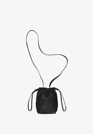 Bolsa de drawstring de cuero negro con forma redondeada, correas ajustables, textura suave y un sutil logotipo en la parte frontal.