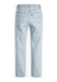 Jeans de mezclilla azul claro con diseño de cinco bolsillos, que cuentan con un corte recto clásico y sutilezas de costura en los bolsillos traseros.