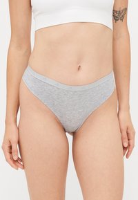 Γκρι βαμβακερό εσώρουχο με λεία υφή, που διαθέτει ανοιχτό γκρι ελαστική ζώνη μέσης με διακριτό σχέδιο. Κλασικός σχεδιασμός σλιπ.