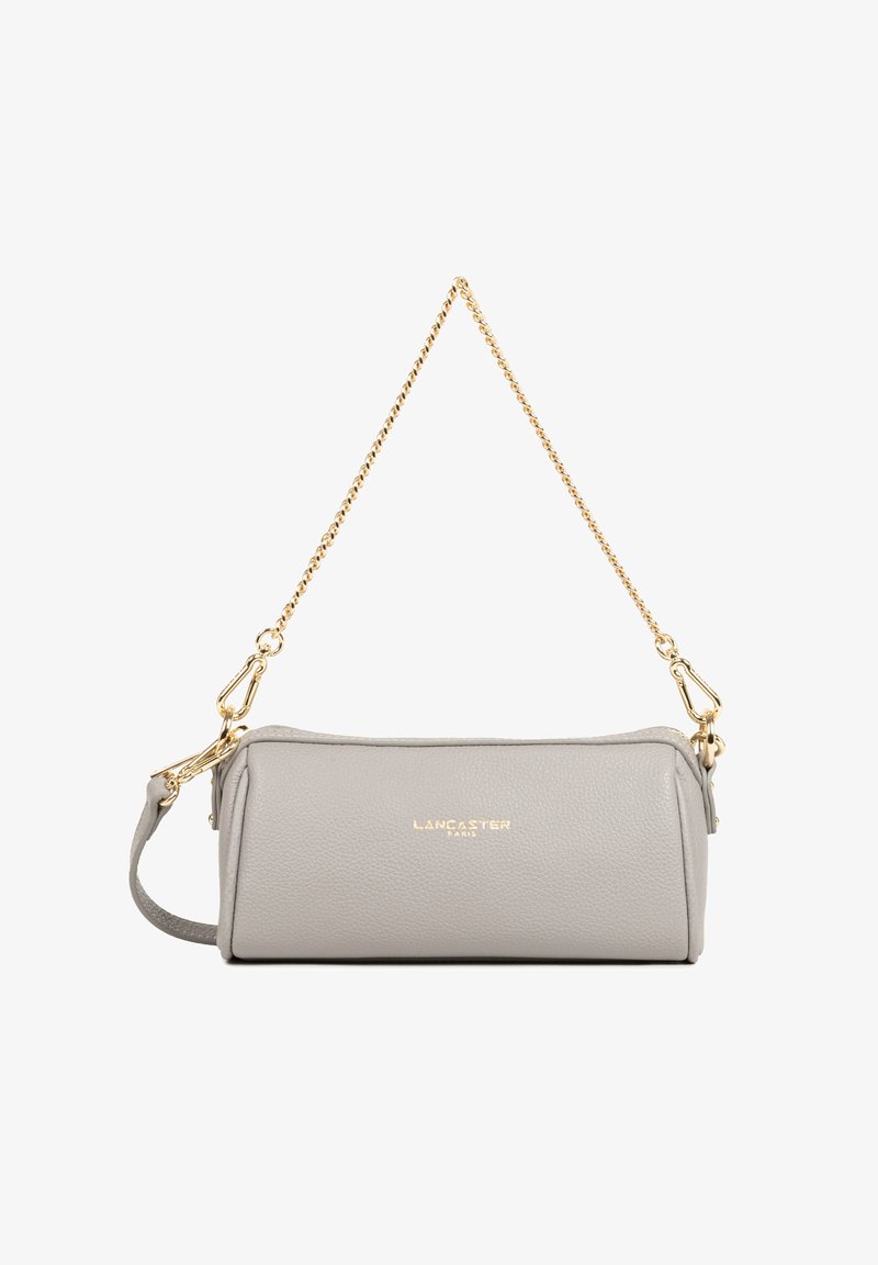 Borsa a tracolla rettangolare grigia chiara in pelle con catena dorata e piccolo logo dorato "LANCASTER PARIS" sul davanti.