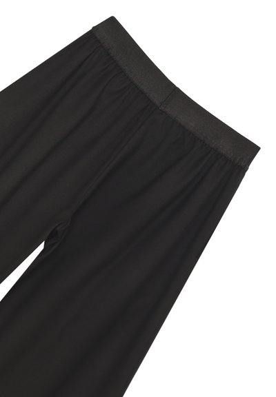 Pantaloni neri elasticizzati con una cintura elastica, caratterizzati da una morbida texture del tessuto e un design a gamba dritta. Nessun motivo o accessorio visibile.