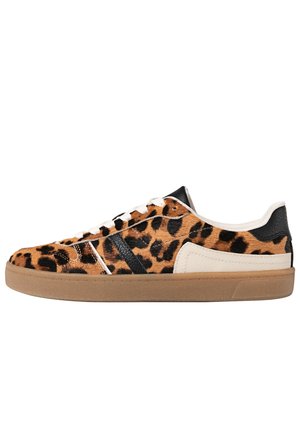 Sneaker basse avec imprimé léopard marron et noir, lacets blancs, accents en cuir noir et blanc, et semelle en caoutchouc marron clair.