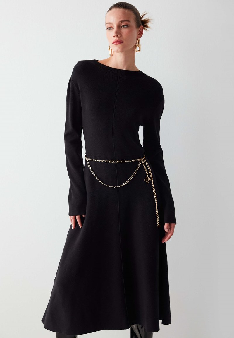 WISH KNITWEAR CROP TOP / BLACK AND WHITE