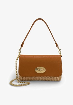 Sac à main en cuir marron et paille tressée avec fermoir torsadé doré, poignée courte en cuir, et bandoulière chaîne dorée amovible sur fond blanc.