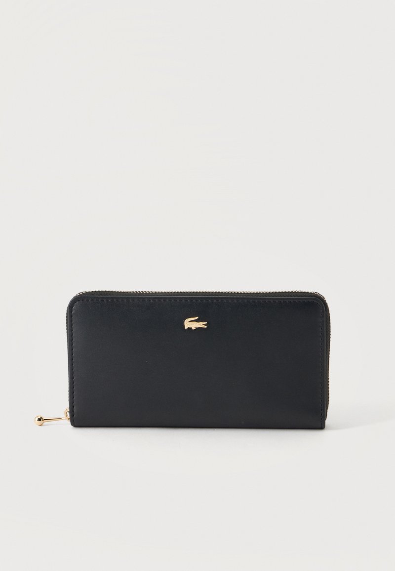 Portefeuille rectangulaire en cuir noir avec fermeture éclair dorée et petit logo crocodile doré au centre à l'avant.
