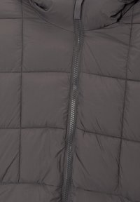 Graue gesteppte Jacke mit glatter Textur, Steppmuster und einem vorderen Reißverschluss mit metallischem Finish.