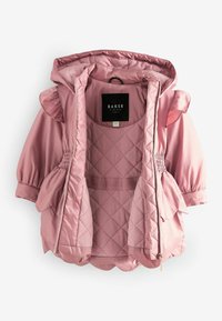 Helle rosa gesteppte Jacke mit Kapuze, puffartigen Ärmeln, Rüschendetails und einem Reißverschluss. Innenetikett mit der Aufschrift "BAKER."