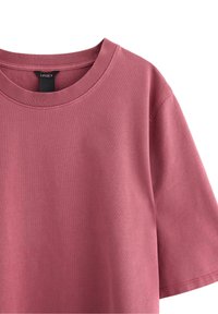 T-shirt med kort ärm och rund halsringning i dämpad rosafärg, tillverkad av en mjuk bomullsmix som har en slät textur och rena sömmar.