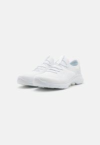 Chaussures de sport blanches avec une tige en mesh respirant, un bout arrondi et une semelle texturée. Lacets et logo sur la languette.