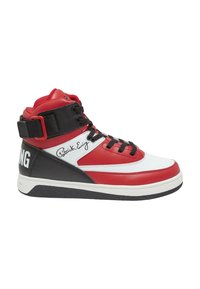 Baskets montantes en cuir rouge, noir et blanc avec un col rembourré, un système de laçage et une sangle. Détail signature sur le côté.