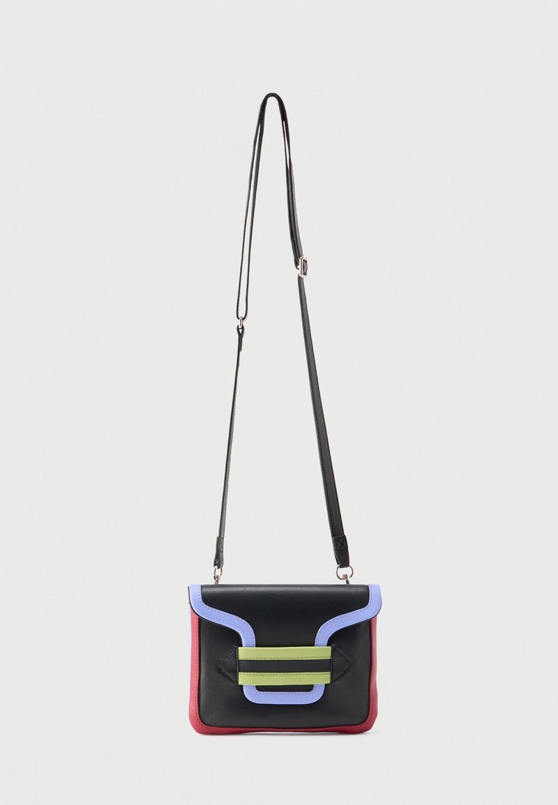 Μαύρη τσάντα με σταυρό σε σχήμα ώμου, με κόκκινες πλευρές, μπλε περίγραμμα στο καπάκι και πράσινο μπροστινό ιμάντα, που κρέμεται από μακρύ μαύρο ρυθμιζόμενο ιμάντα ώμου.