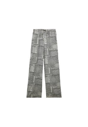 Trykt bukser med bred ben, der har et patchwork-design, hovedsageligt sort og hvid, med forskellige mønstre og en afslappet talje.