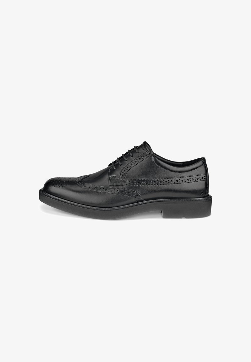 Chaussure habillée wingtip brogue en cuir noir avec des détails perforés et fermeture à lacets, présentée sur fond blanc.