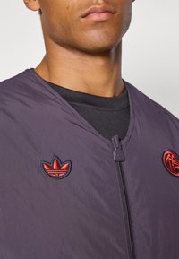 adidas Originals FC BAYERN ICON VEST - Vest - aurora black/base green