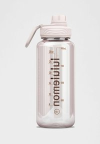 Przezroczysta plastikowa butelka na wodę z różową pokrywką i uchwytem, oznaczona miarami w uncjach i mililitrach, o smukłym cylindrycznym kształcie.