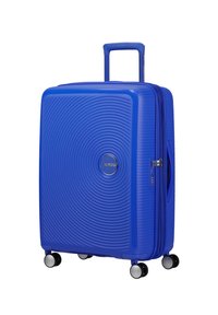 Valigia rigida blu con un design a spirale testurizzato, manico telescopico e quattro ruote per la mobilità. Dotata di una serratura combinata.