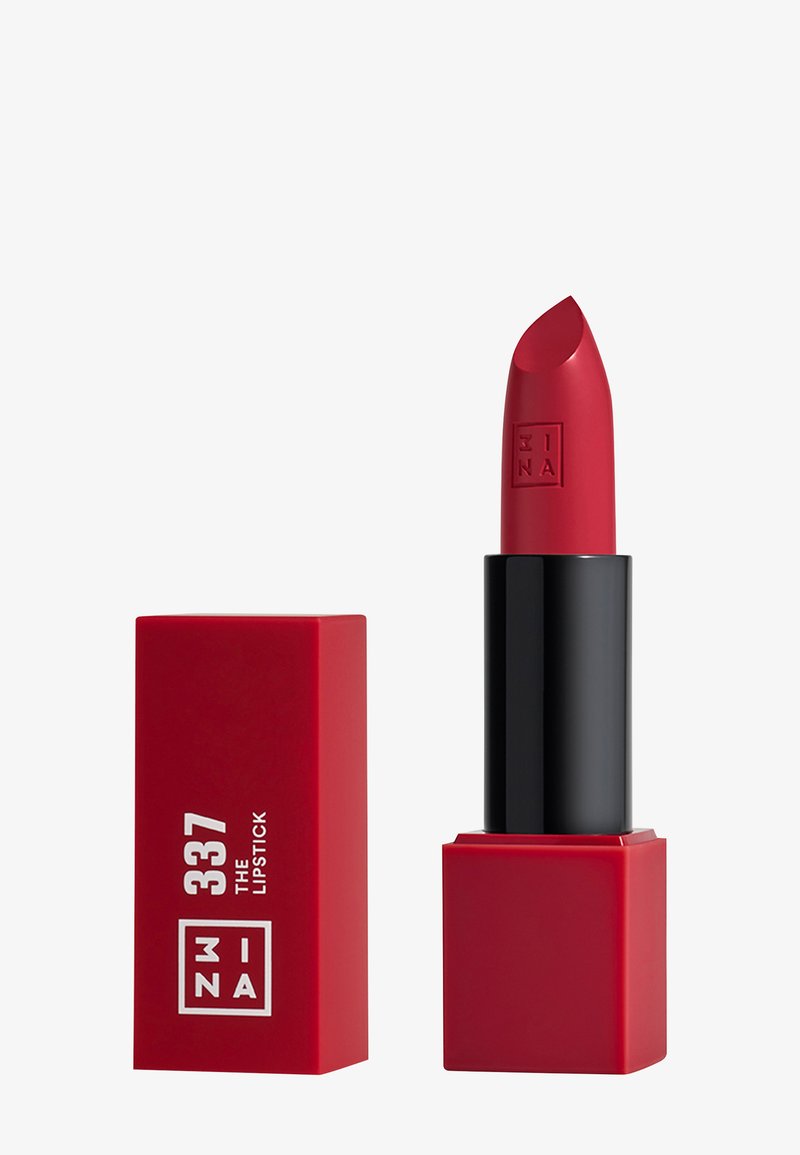 Labial rojo con acabado mate, contenido en un tubo rectangular rojo y negro. Presenta el logo de la marca y el número de producto en relieve en el envase.