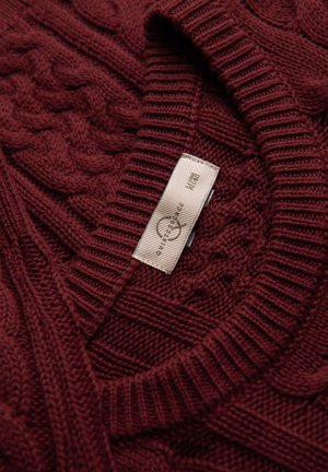 Maglione lavorato a maglia bordeaux con un motivo a treccia testurizzato, colletto a coste e un'etichetta con i dettagli del marchio.