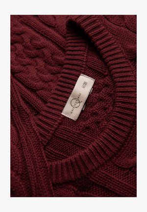 Maglione lavorato a maglia bordeaux con un motivo a treccia testurizzato, colletto a coste e un'etichetta con i dettagli del marchio.