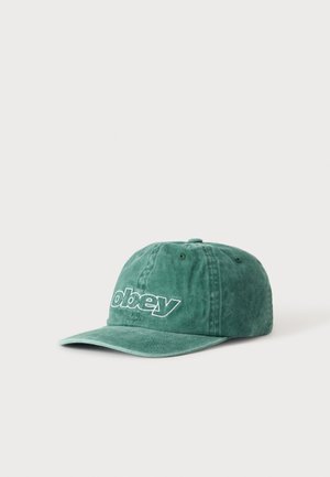 Gorra de béisbol verde con el logo "obey" bordado en blanco en la parte delantera, mostrada sobre un fondo liso gris claro.