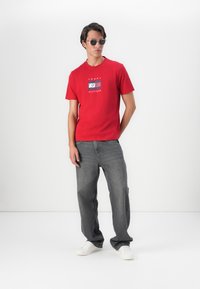 Tommy Hilfiger LINEAR FLAG GRAPHIC TEE UNISEX - T-shirts print - medium red