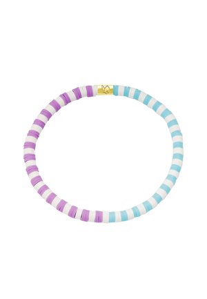 Braccialetto elasticizzato con perline piatte rotonde alternate in viola, bianco e azzurro chiaro, con una piccola chiusura dorata con incisione a farfalla.