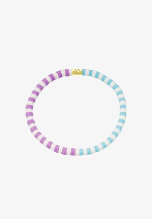 Bracelet extensible avec des perles plates et rondes alternées en violet, blanc et bleu clair, avec un petit fermoir en or gravé d'un papillon.