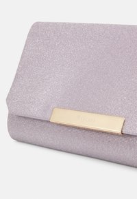 Pochette texturée violette avec finition métallique, dotée d'un accent de quincaillerie dorée et du nom de la marque gravé sur la fermeture.