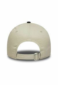 Casquette de baseball beige vue de l'arrière avec une sangle réglable et une fermeture à boucle en métal sur fond blanc.