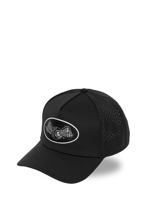 Casquette de baseball noire avec des côtés perforés et un patch ovale présentant un logo d’engrenage ailé sur le panneau avant.