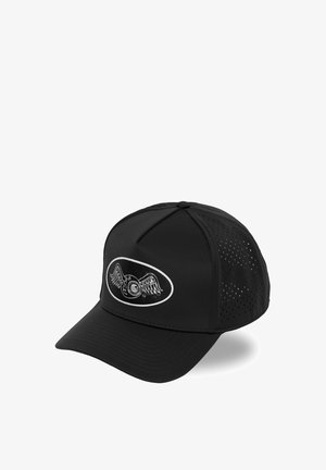 Casquette de baseball noire avec des côtés perforés et un patch ovale présentant un logo d’engrenage ailé sur le panneau avant.