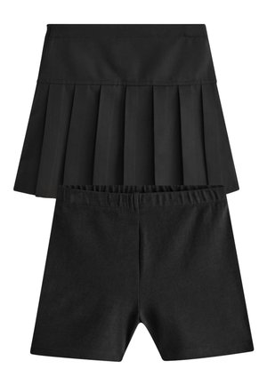 Skort noir pour filles combinant une jupe plissée superposée avec un short ajusté attaché en dessous pour le confort et la couverture.