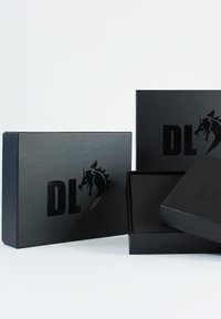 Black cardboard boxes with a glossy black logo "DL" and a horse design. Two boxes are closed, one is open displaying a matte interior.