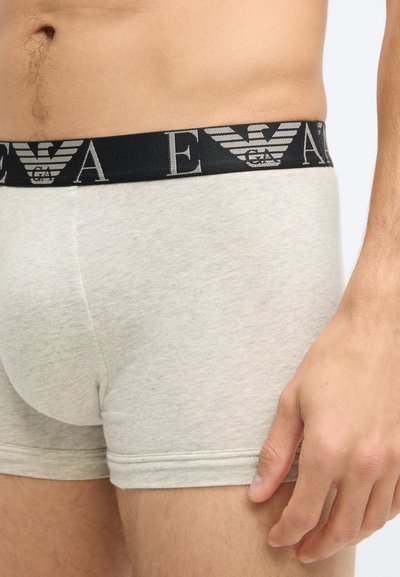 Szare bawełniane bokserki o jednolitym kolorze z czarnym elastycznym paskiem w talii z powtarzającym się wzorem logo.