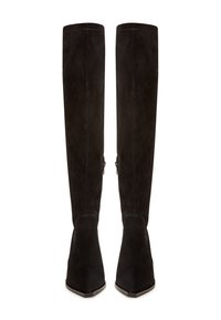 Botas de ante negras por encima de la rodilla con punta afilada y tacón delgado, con cremallera lateral para facilitar su uso. Textura suave en toda la superficie.