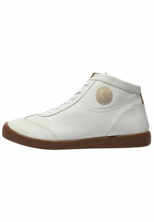 Witte mid-top sneaker met bruine zool, witte veters en een ronde beige logo patch aan de zijkant.