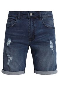 Shorts de mezclilla en azul oscuro con detalles desgastados y puños doblados. Cuenta con cinco bolsillos y un cierre de botón en la parte frontal.