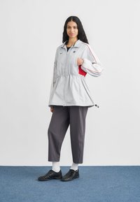 Nike Sportswear SHOX - Jachetă subțire - grey fog/white/university red