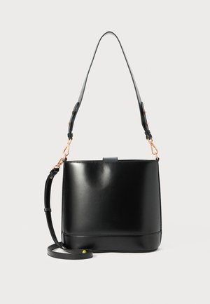 Fekete bőr kézi táska sima felülettel, téglalap alakú, állítható pánt arany színű szerelvényekkel és sík zárással a tetején.