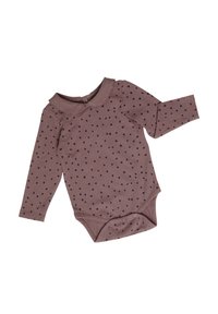 Lange mouw baby romper in stofkleur met zwart hartpatroon, zachte katoenen materiaal, ronde kraag en drukknoopsluiting aan de onderkant.