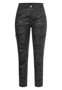 Pantalones ajustados de camuflaje negro hechos de tela suave con bolsillos frontales, cremalleras decorativas en los lados y cierre de botón.