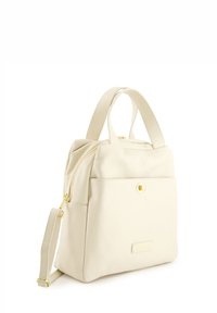 Weißer Leder-Rucksack mit strukturierter Oberfläche, doppelten Griffen, verstellbarem Gurt, goldenen Beschlägen, Reißverschluss und Fronttasche mit Knopf.