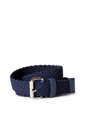 Ceinture tissée bleu marine avec boucle rectangulaire en argent et passant en cuir bleu assorti, enroulée sur fond blanc.