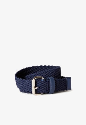 Navyblauw geweven stoffen riem met zilveren rechthoekige gesp en bijpassende blauwe leren riemlus en punt, opgelgd op een witte achtergrond.