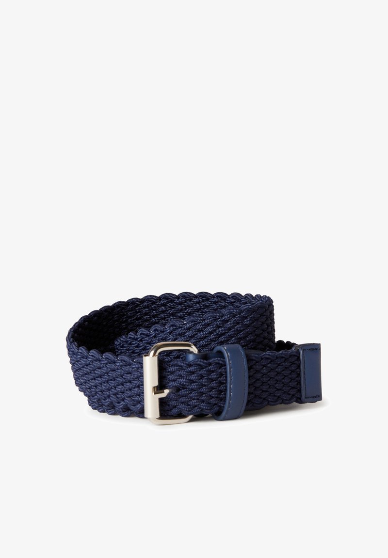 Námořnická modrá tkaná páska s stříbrnou obdélníkovou sponou a odpovídající modrou koženou smyčkou a špičkou, stočená na bílém pozadí.